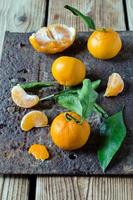 mandarina fresca en una mesa de madera