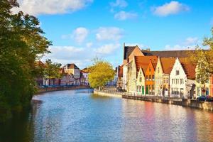 coloridas casas antiguas reflejadas en el agua en Brujas - Bélgica