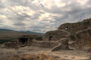 uplistsikhe antigua ciudad excavada en la roca foto