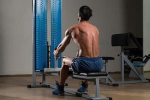 Atleta de fitness haciendo ejercicio pesado para la espalda foto