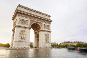 Arco del Triunfo en París en la mañana foto