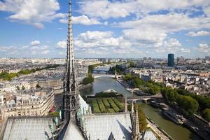 La aguja de Notre Dame sobre el horizonte de París