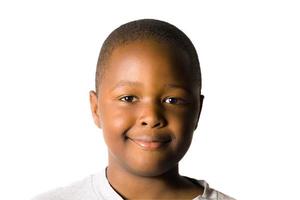 niño afroamericano sonriente foto