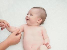 médico masaje pequeño bebé caucásico