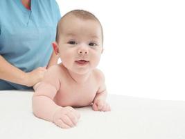 médico masaje pequeño bebé caucásico