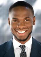 joven empresario afroamericano sonriendo foto