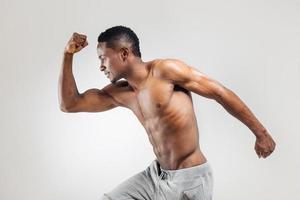hombre afroamericano atlético sin camisa foto