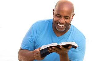 hombre afroamericano leyendo. foto