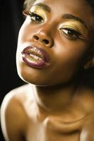 mujer afroamericana con maquillaje de alta costura foto