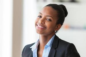 Retrato de una joven mujer de negocios afroamericana
