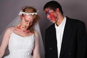 novia y novio zombie foto