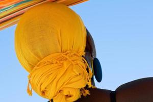 mujer africana con pañuelo amarillo en la cabeza foto