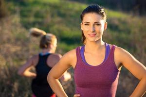 Retrato corredor jogger atleta hermosa mujer atractiva ejercicio al aire libre ajuste foto