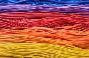 cables multicolores en redes de computadoras foto