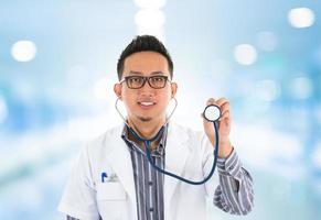 médico asiático