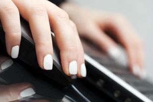 manos femeninas usando el mouse y el teclado de la computadora