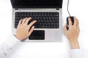 mano masculina en teclado y mouse