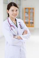 joven médico asiático foto