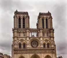 fachada torres nublado catedral de notre dame paris francia