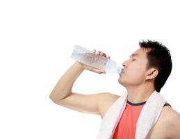deportista asiático beber agua foto