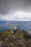 lofoten noruega vista al mar isla grupo 17