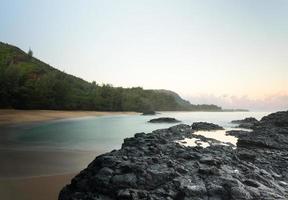 Lumahai Beach Kauai al amanecer con rocas foto