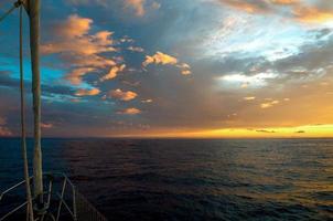 espectacular puesta de sol desde la proa de un velero maui, hawaii.