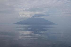 volcán y océano pacífico foto