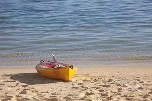 Kayak de mar en la playa al atardecer