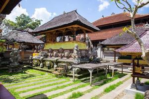 Jardín en un templo hindú en Indonesia