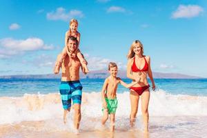 familia feliz divirtiéndose en la playa foto