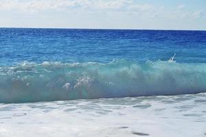 estrellarse la ola oceánica
