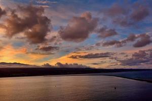 puesta de sol en la isla grande, hawaii