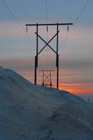 Línea de alta tensión en las colinas de invierno chukotka. foto