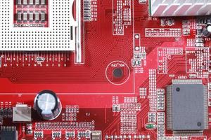 Primer plano del circuito rojo de placa base electrónica con procesador