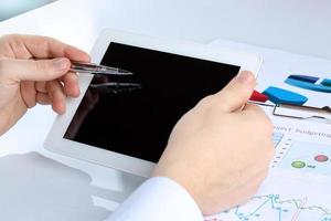 tableta digital en manos masculinas con diagrama