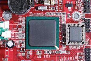 primer plano de la placa de circuito electrónico rojo con procesador foto