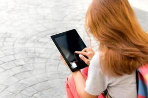 mujer usando tableta encontrar información en internet foto