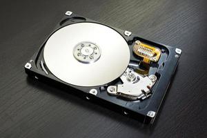Cerca de la unidad de disco duro de la computadora abierta (HDD)