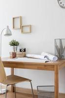 escritorio y silla de madera simple