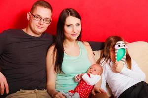 familia con retrato de niña bebé recién nacido foto