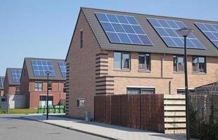 Nuevas viviendas familiares con paneles solares en el techo