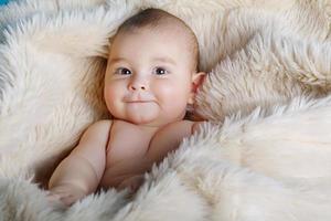 lindo bebé retrato tumbado en la piel foto