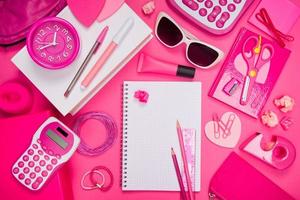 escritorio y papelería de color rosa femenino foto
