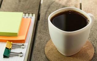 café negro y cuaderno, pegatina en el escritorio