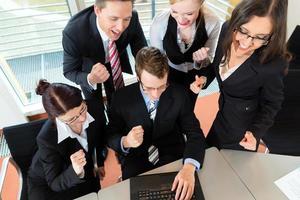 negocios: los empresarios tienen una reunión de equipo en una oficina