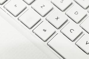 teclado con botón enter blanco en blanco, con copyspace foto
