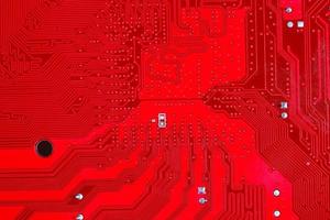 Primer plano del circuito rojo de placa base electrónica con procesador