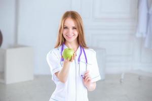 Retrato de una enfermera sonriente delante foto