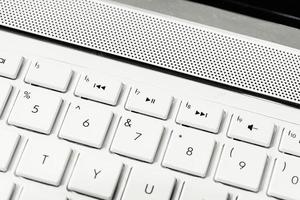 teclado con botón enter blanco en blanco, con copyspace foto